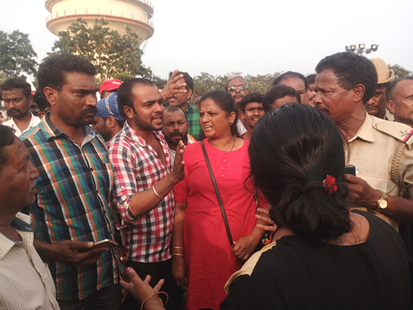 ಮೈಸೂರು: ಸರಿಯಾದ ಮಳಿಗೆಗಳನ್ನು ನೀಡಿಲ್ಲ ಎಂದು ಸಾಹಿತ್ಯ ಸಮ್ಮೇಳನದಲ್ಲಿ ವ್ಯಾಪಾರಿಗಳ ಪ್ರತಿಭಟನೆ